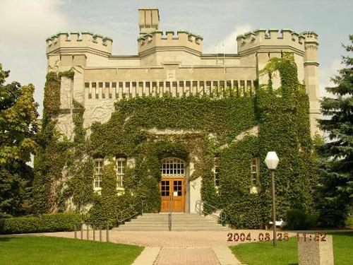 The south view of the Middlesex County Courthouse, as seen from King Street in 2004. 

