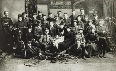 Group photo of the Forest City Bicycle Club, c. 1900, including many women.