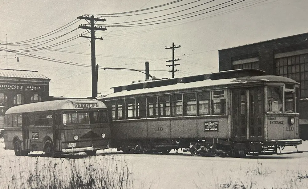 LSR bus alongside a streetcar, 1940.