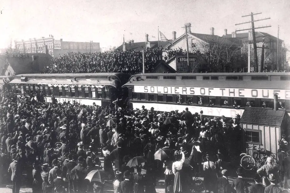 Soldiers leaving the London Train Station for the Boer War, 1899 in front of huge crowds of well-wishers.
