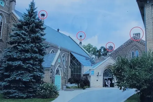The courtyard at First St. Andrew's United Church, 220 Queens Ave, with four of its chimneys circled in red.