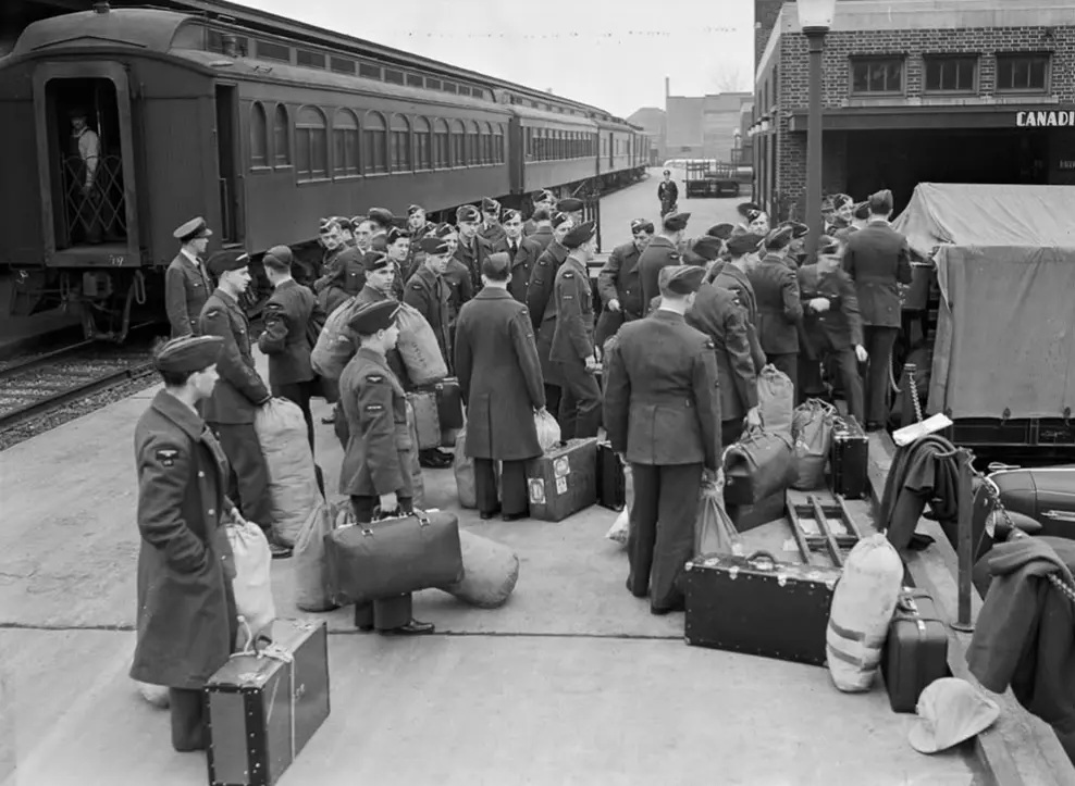 RCAF airmen arrive by train for training in London, 1941.