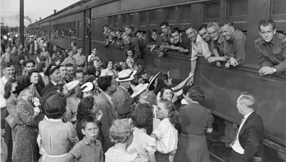 Soldiers, families, and well-wishers saying their final goodbyes at a London train station, c. 1940.