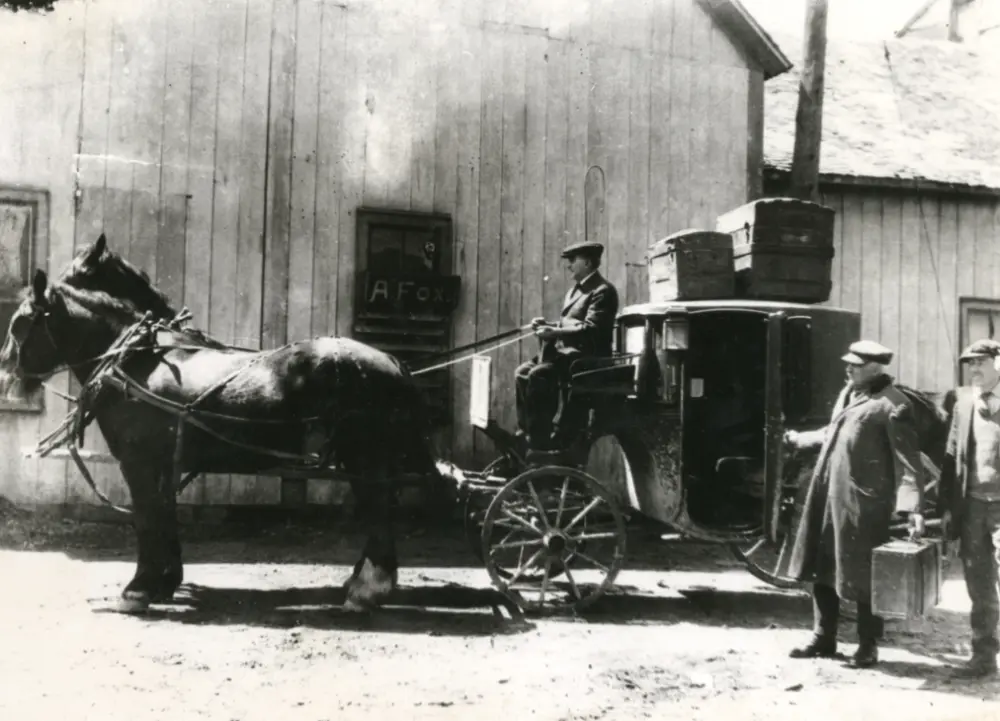One of the last stagecoaches in southwestern Ontario, 1907, showing a two-horse drawn stagecoach, a driver, and two passengers. 