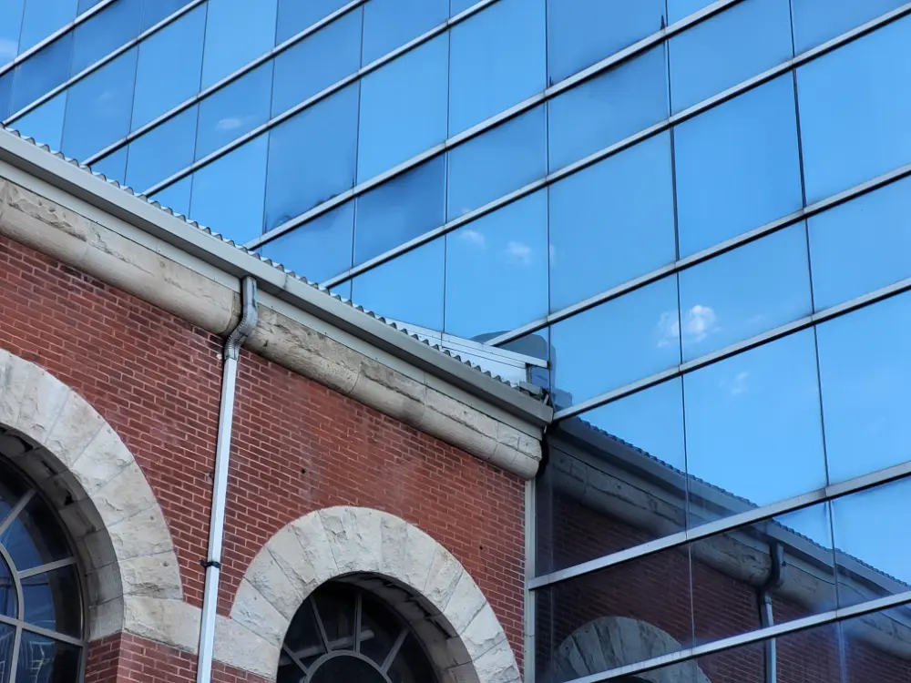 The transition between the old and the new, between brick and glass, is seen at the rear of the hotel.