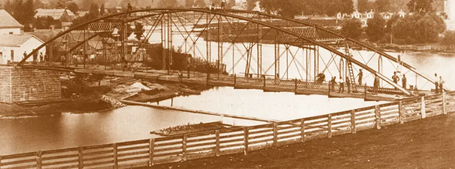 Blackfriars Bridge under construction in 1875. 